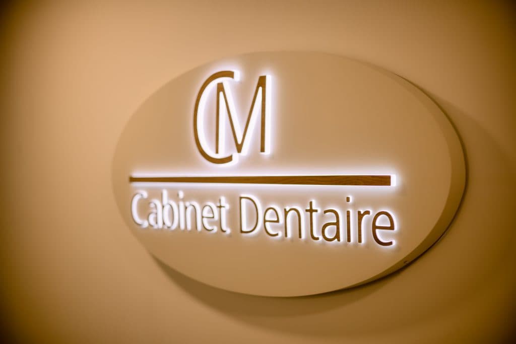 Enseigne du Cabinet Dentaire CM — portrait individuel du Dr Colmiche à fournir